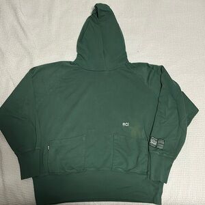 LEVI’S X REESE COOPER COLAB
GREEN COLLEGIATE HOODIE
SIZE XXL
